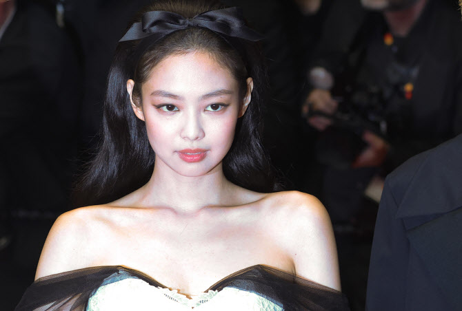 칸 '디 아이돌' 시사회, 소공녀 같은 제니                                                                                                                                                       