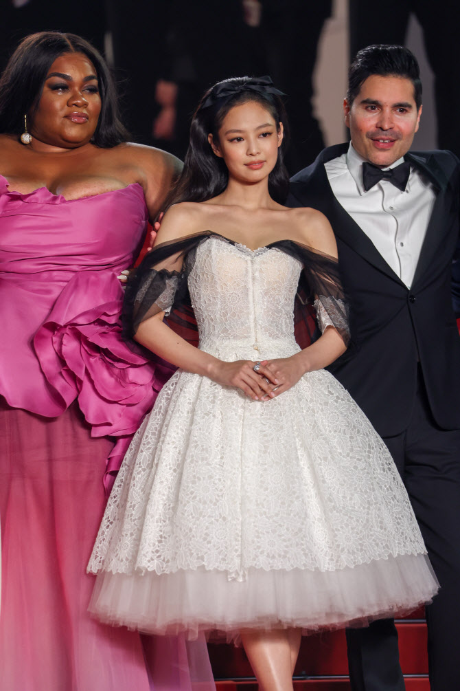 제니 칸 첫 입성 '내가 칸의 아이돌'                                                                                                                                                            