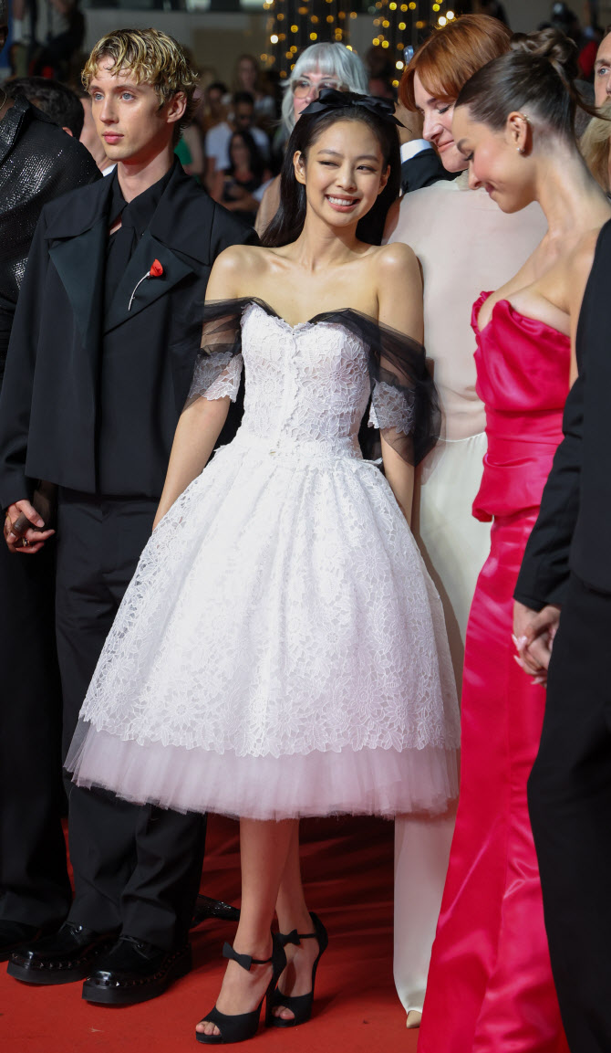 한송이 들국화 같은 제니, '디 아이돌' 칸 입성                                                                                                                                                  