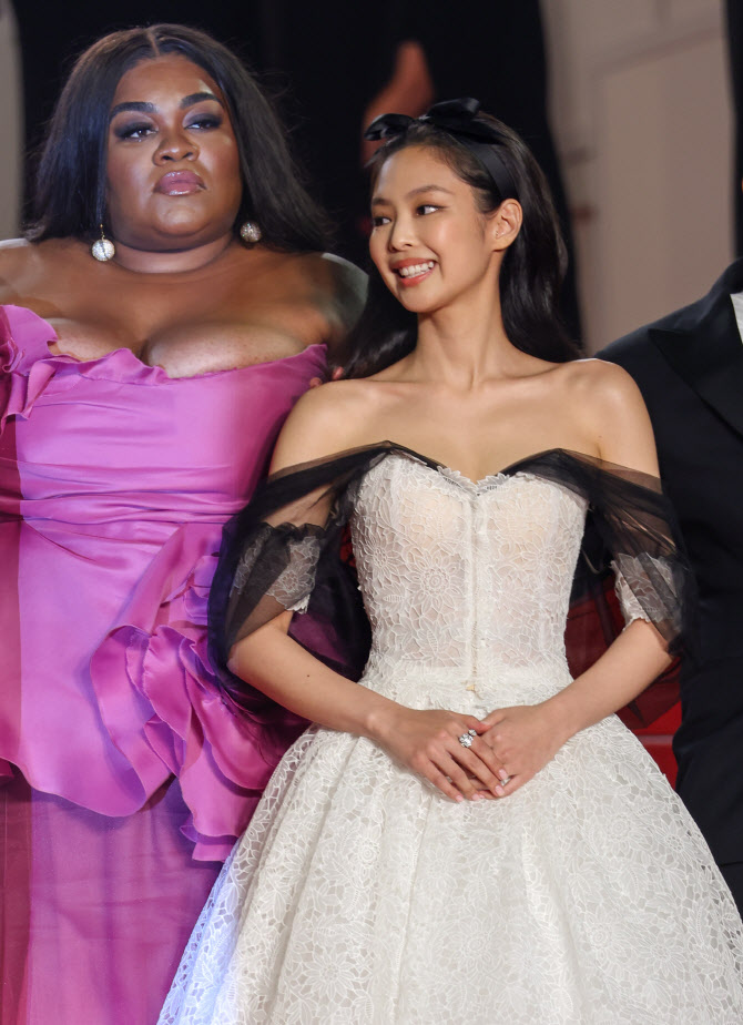 작은 공주 제니, 첫 칸 입성                                                                                                                                                                              