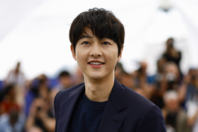 송중기 2023 칸영화제 화란 포토콜에서 웃는 사진