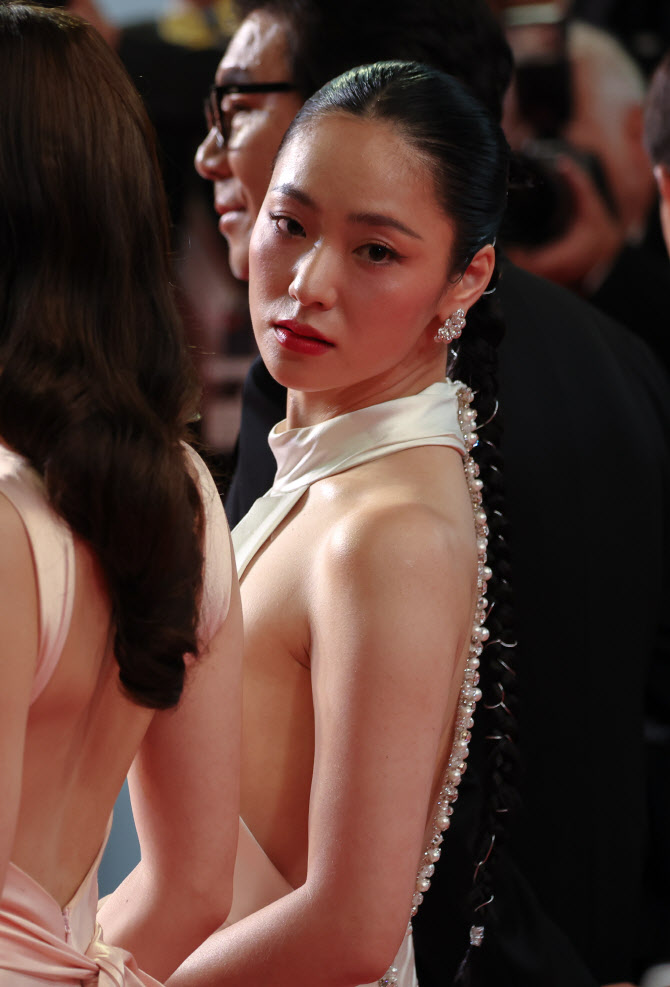 칸영화제 '거미집' 시사회, 여신 같은 자태의 전여빈                                                                                                                                             