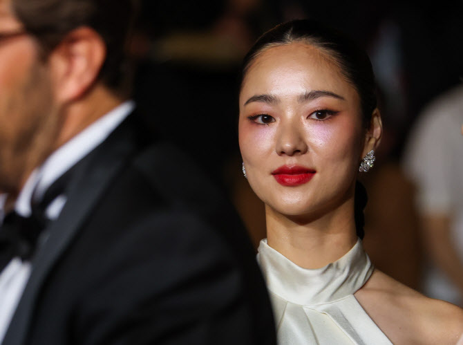 칸영화제 '거미집' 시사회, 레드 카펫에 들어서는 전여빈                                                                                                                                         