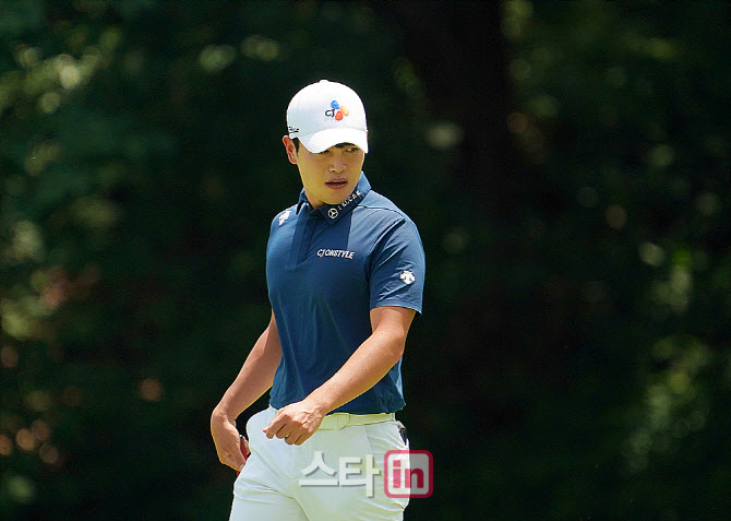  그린 살피는 이재경                                                                                                                                                                               