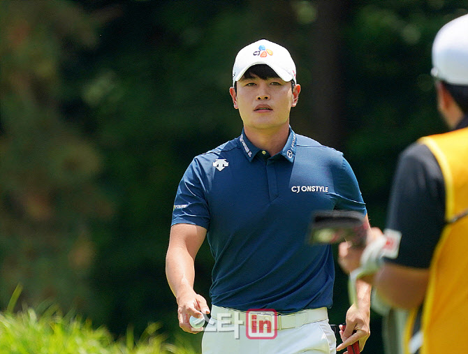  홀아웃하는 이재경                                                                                                                                                                                