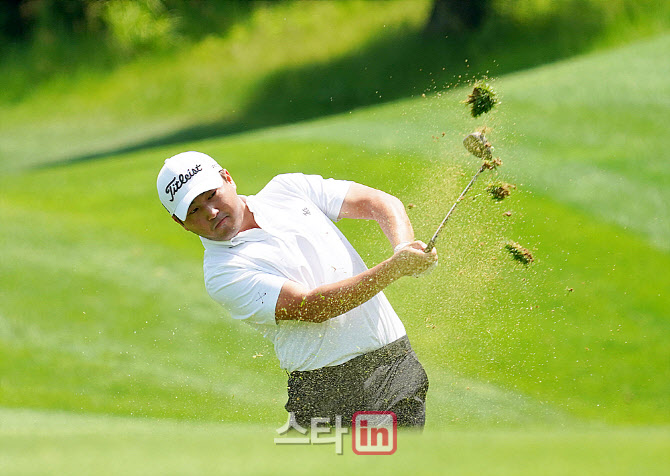  어프로치하는 이태훈                                                                                                                                                                              