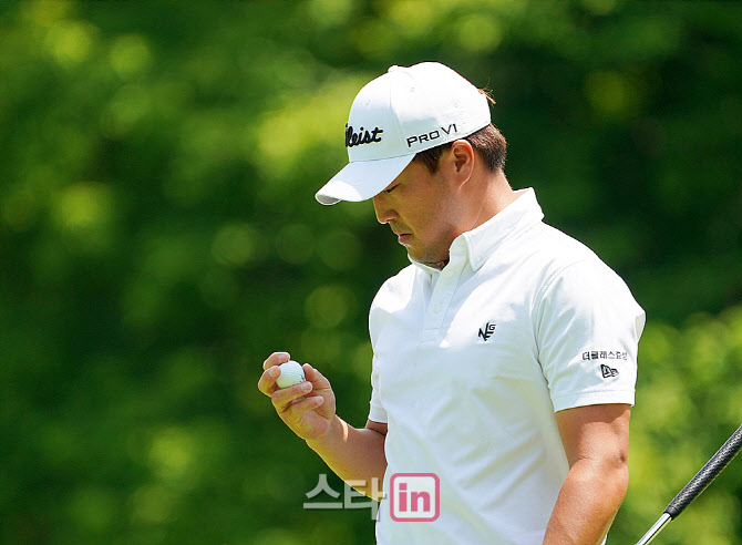  이태훈 '물끄러미'                                                                                                                                                                      