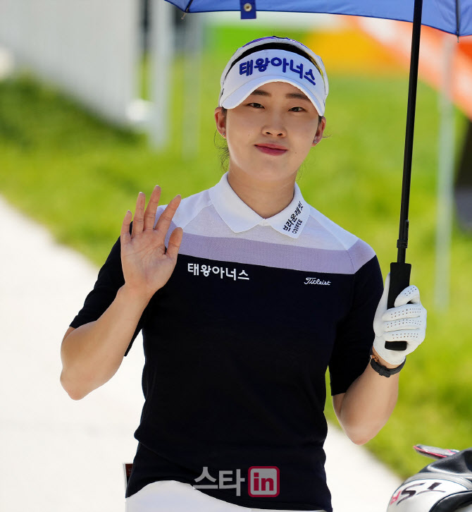 김유빈 '차분한 미소 손인사'                                                                                                                                                             