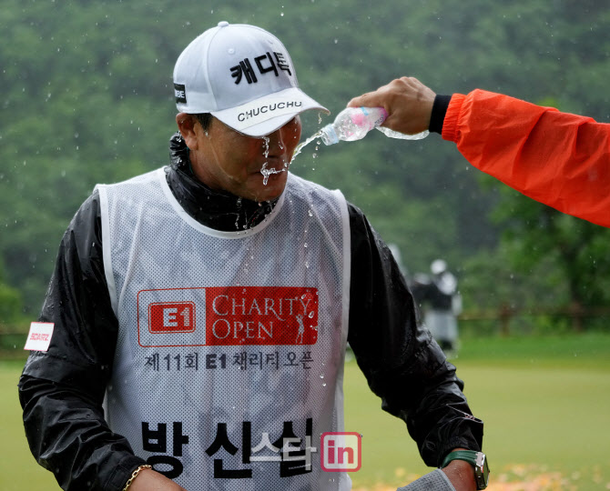 진성용 '시원한 우승 축하 물세레'                                                                                                                                                        