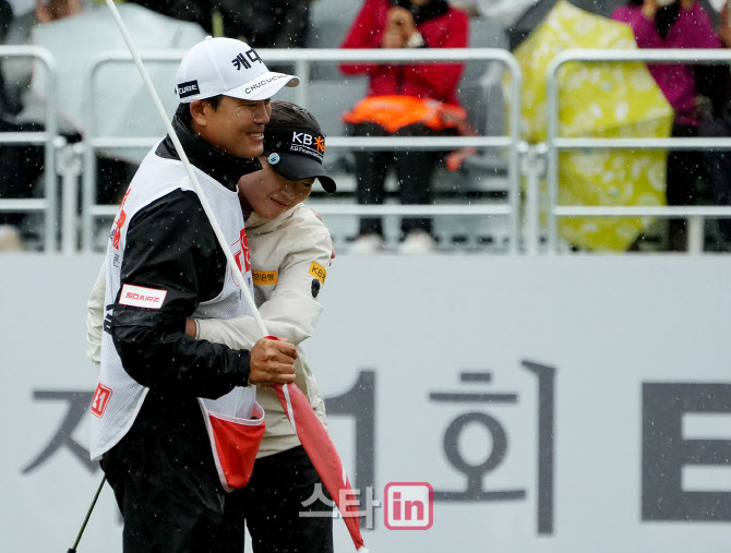 방신실,진성용 '우승 확정 함께 이룬 기쁨'                                                                                                                                                
