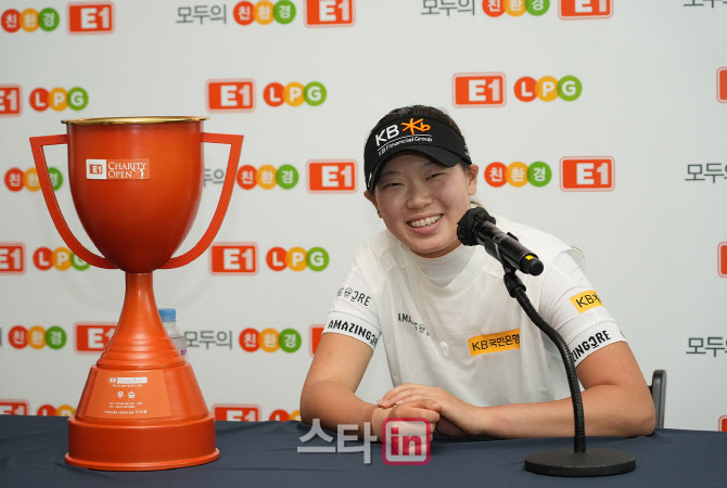 방신실 '우승 너무 좋아요'                                                                                                                                                               