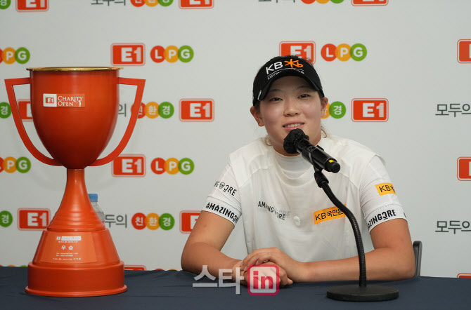 방신실 '부모님께 효도해야죠'                                                                                                                                                            