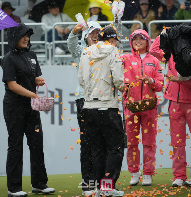 방신실 '시원하고 화려한 우승 축하 물세레'                                                                                                                                               