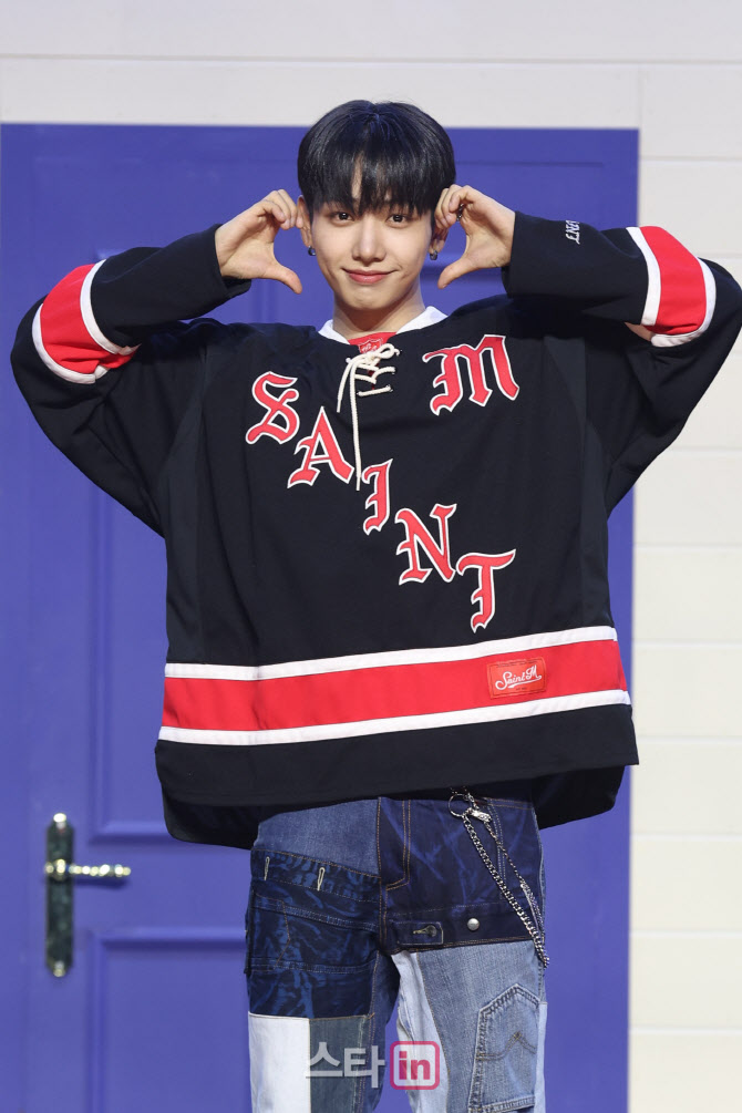 명재현, 귀엽게 하트~                                                                                                                                                                              