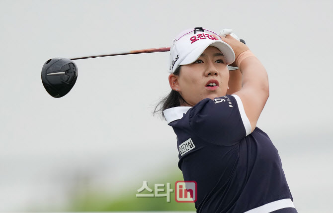 홍지원 '타구 방향 수상한데'                                                                                                                                                             