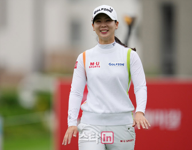 황예나 '이제 포즈가 바닥났어요'                                                                                                                                                         