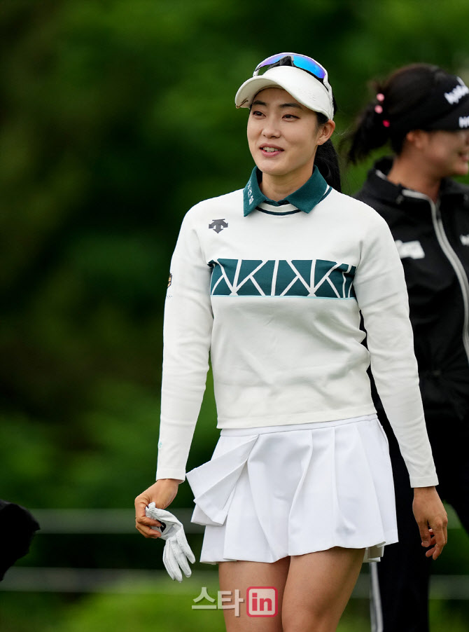 윤선정 '미소와 함께 이동해요'                                                                                                                                                           