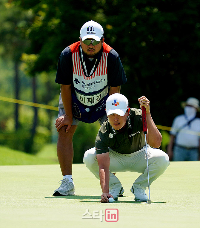  이재경 '신중하게'                                                                                                                                                                      