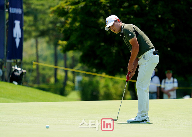  이재경 '신중한 스트로크'                                                                                                                                                               