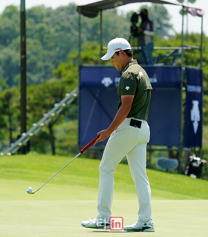  볼 들어올리는 이재경                                                                                                                                                                             