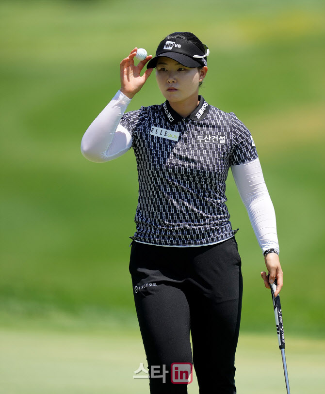 임희정 '팬들에게 인사하며 홀아웃'                                                                                                                                                       