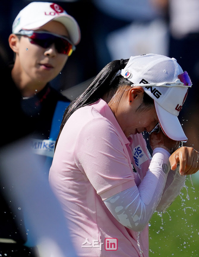 최혜진 '우승 물세레 중 개구진 효주 언니 표정'                                                                                                                                           