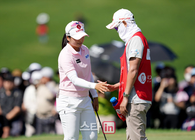 최혜진 '우승 확정 기쁨의 악수'                                                                                                                                                          