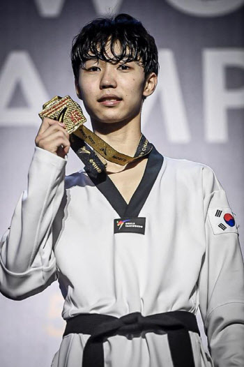 한국 태권도, 세계선수권 남자부 4연패 쾌거…MVP는 박태준