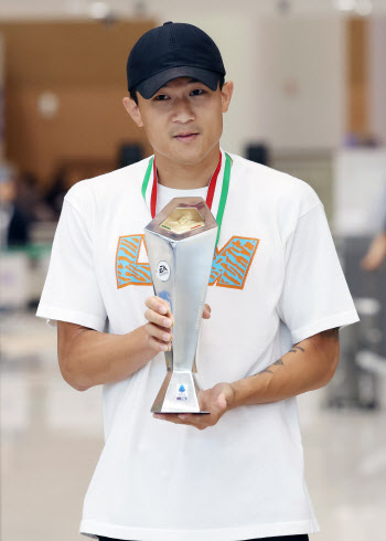 김민재, 우승 메달·최우수 수비수 트로피 들고 금의환향