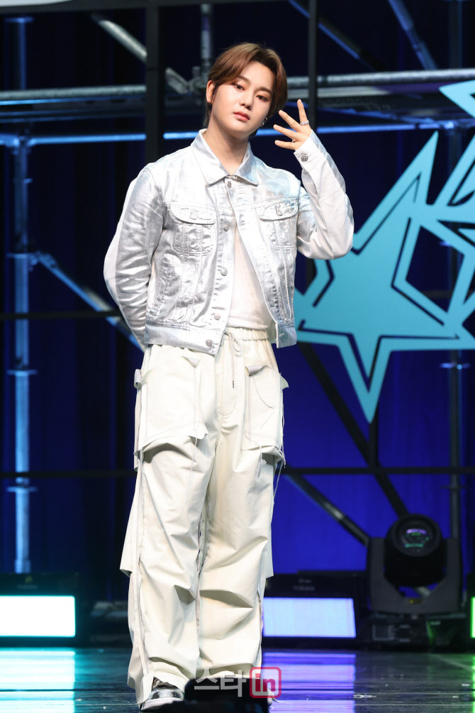 포즈 취하는 장현수                                                                                                                                                                                