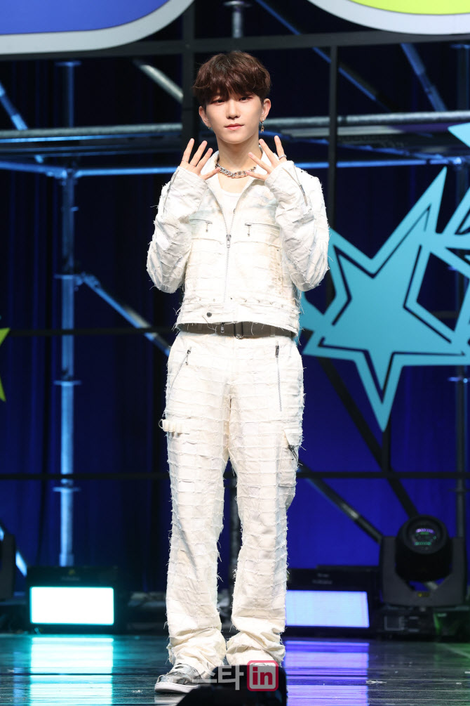 포즈 취하는 오성준                                                                                                                                                                                