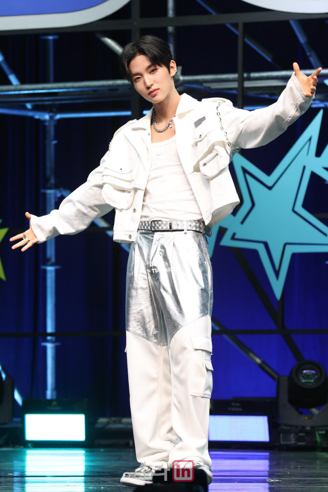 포즈 취하는 은휘                                                                                                                                                                                  