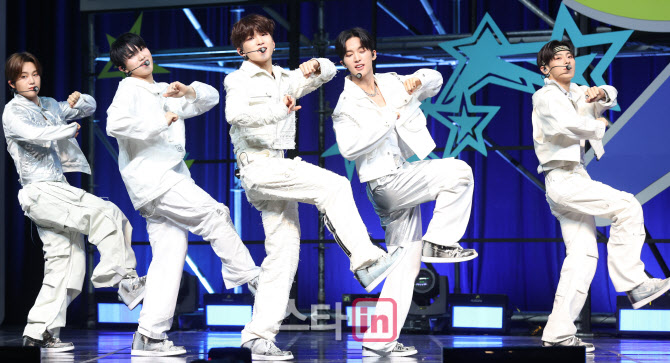 더뉴식스, 완벽한 복고 스타일                                                                                                                                                                      