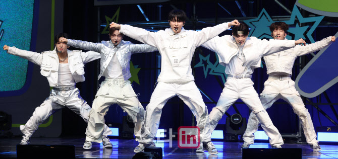 더뉴식스, 안무만으로도 시간여행                                                                                                                                                                   