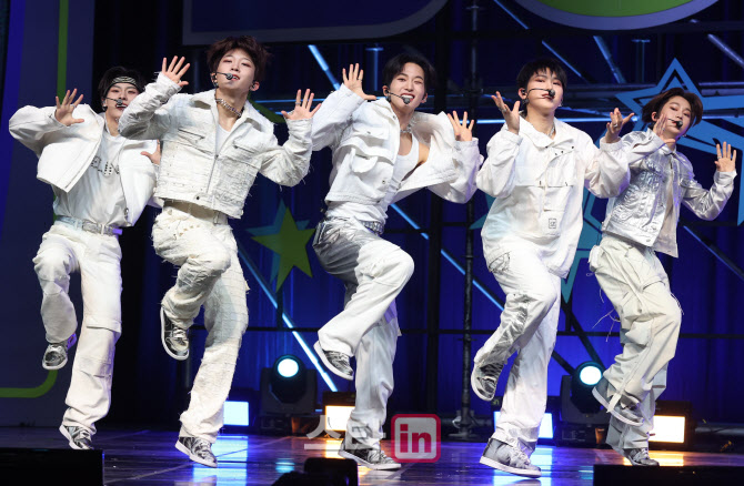 더뉴식스, 세련된 복고 안무                                                                                                                                                                        