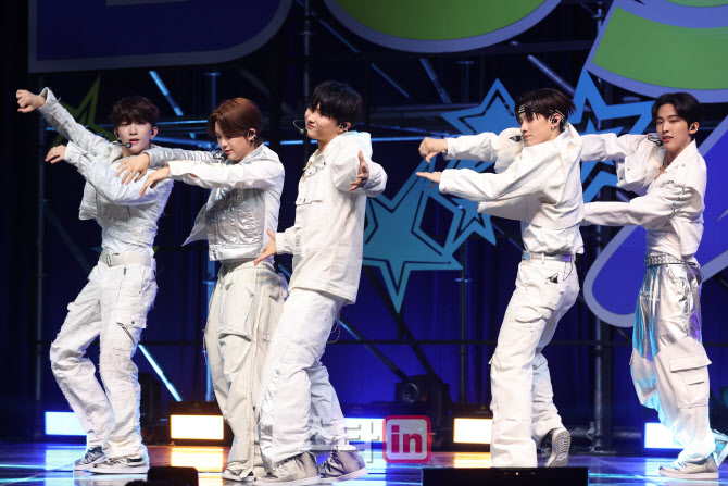 더뉴식스, Y2K 시절로 돌아간 안무                                                                                                                                                                  