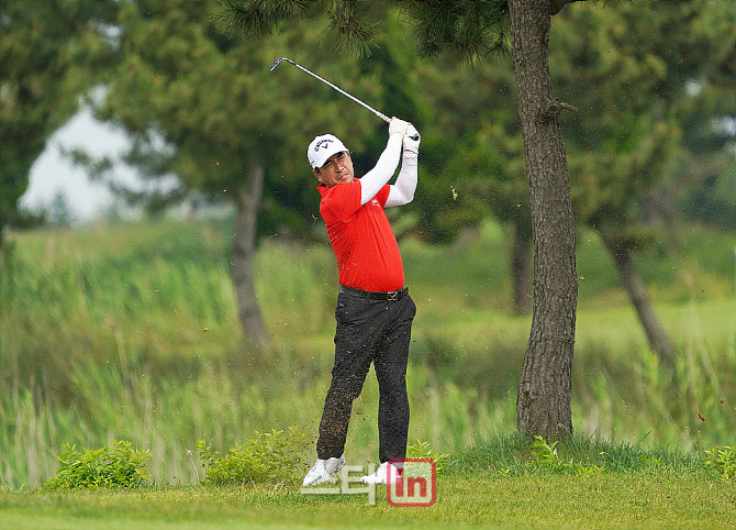  러프 벗어나는 석종율                                                                                                                                                                             