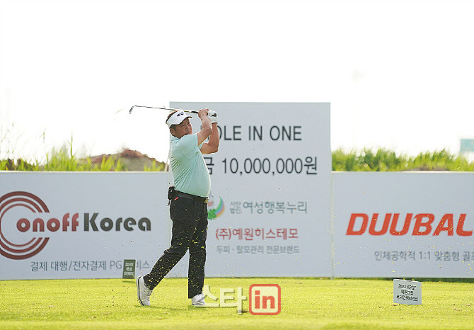  문지욱 '홀인원을 노려보자'                                                                                                                                                             