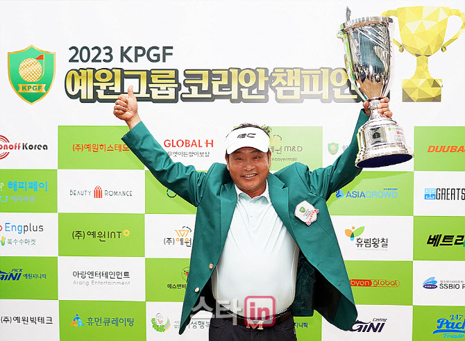  우승트로피 번쩍 든 문지욱                                                                                                                                                                        