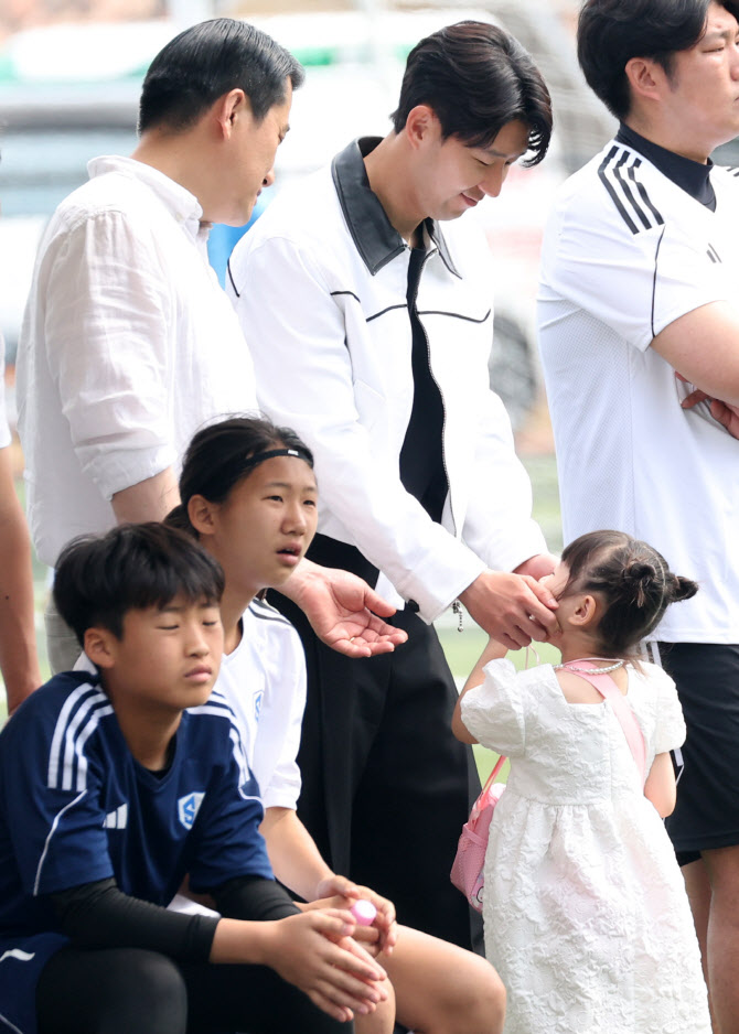  조카 바보 손흥민                                                                                                                                                                                 