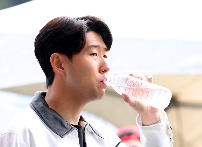  목 타는 손흥민                                                                                                                                                                                   