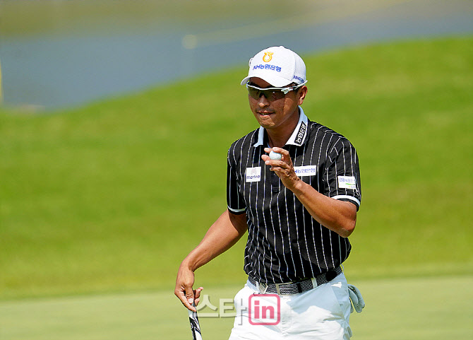  문경준 '홀아웃하며 인사'                                                                                                                                                               