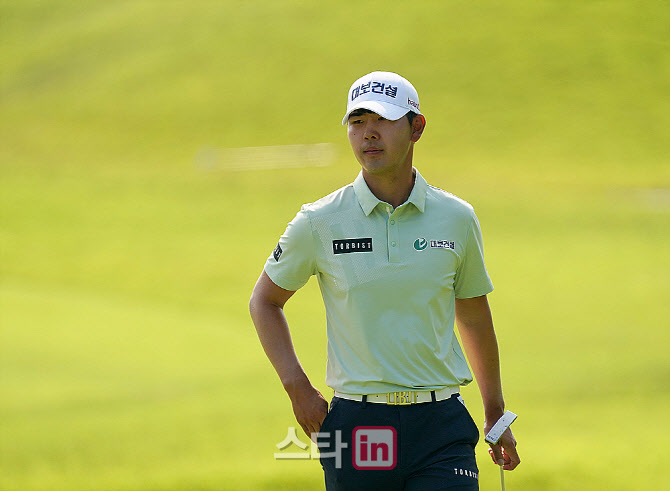  그린 살피는 고군택                                                                                                                                                                               