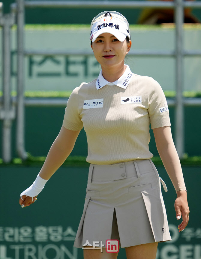 허다빈 '반가운 미소로 맞이해요'                                                                                                                                                         