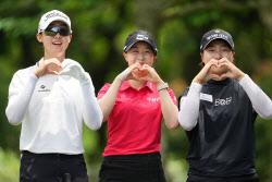 [포토]전우리,유효주,김지수 '오늘의 인사는 손하트'
