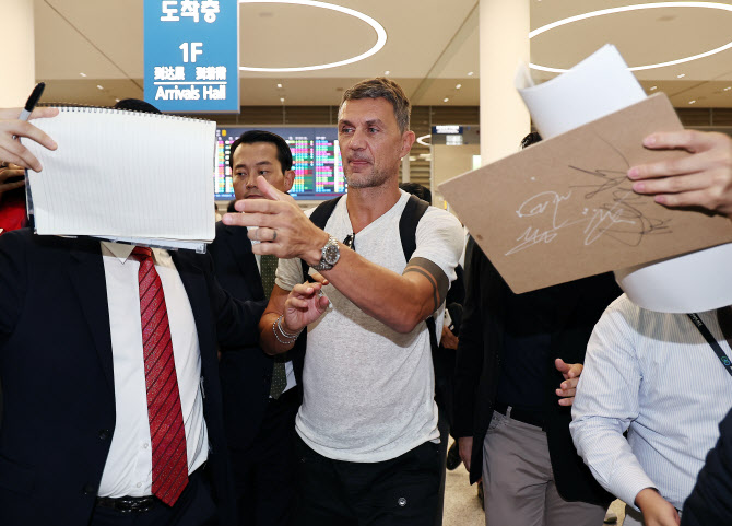 말디니, '밀려드는 사인 요청에도 웃으며'                                                                                                                                                       
