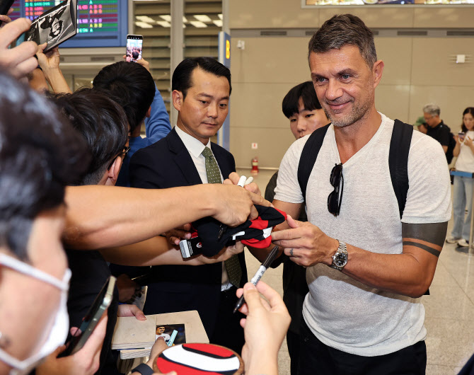 말디니, 장시간 비행에도 잃지 않는 미소                                                                                                                                                                  