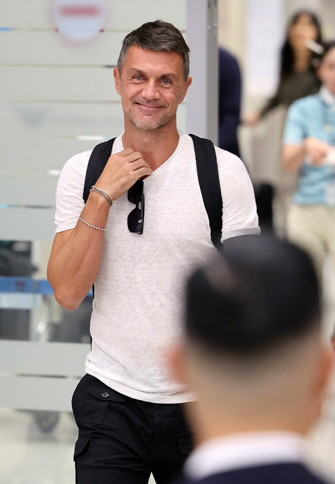 밝은 미소로 입국하는 '아주리 군단' 레전드 말디니                                                                                                                                              