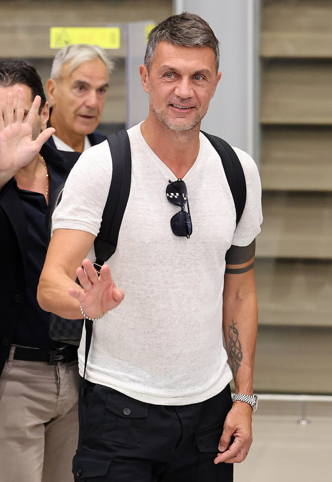 팬들에게 인사하는 파울로 말디니                                                                                                                                                                         