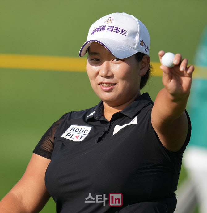 나희원 '첫 홀 버디 성공했어요'                                                                                                                                                          